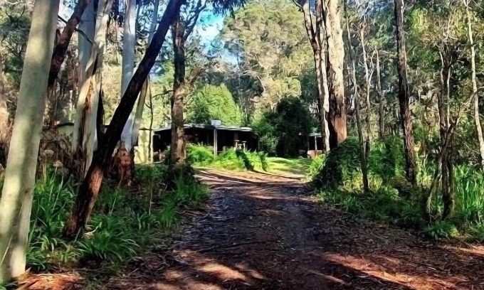 Denmark House | Beautiful, relaxing bush retreat on acreage a short walk to town.