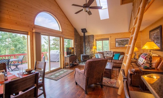 Warm Springs House | Beautiful Relaxing Home in Warm Springs Ranch - Misty Mountain Hideaway