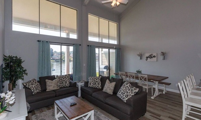 April Sound Condo | Beautiful Remodeled Luxury Waterfront Property- 3BR/2.5 bath-Sleeps 11!