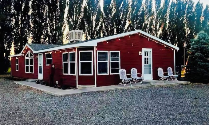 Lazear House | Beautiful Remote House in Olathe apart of Wedding Venue Location