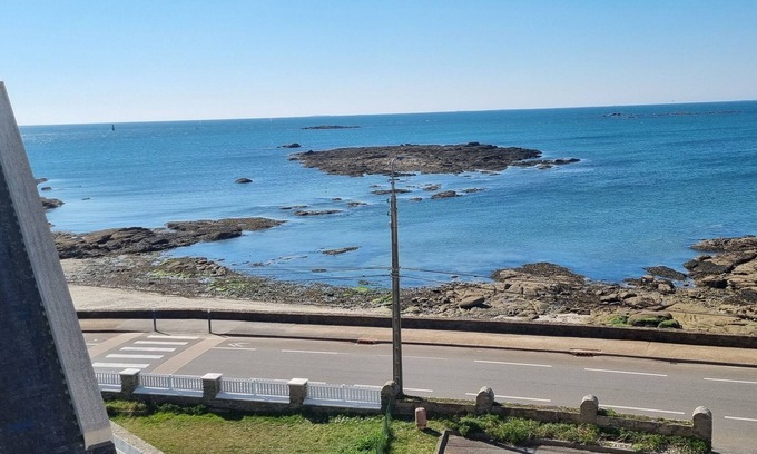 Concarneau Apartment | Beautiful renovated apartment with side sea view on the Corniche in Concarneau
