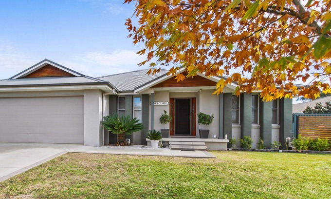 Hillvue House | Beautiful Resort Style Home with Swimming Pool in Tamworth