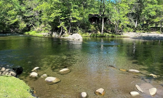 Pittman Center Cabin | Beautiful riverside cabin, sleeps 18!