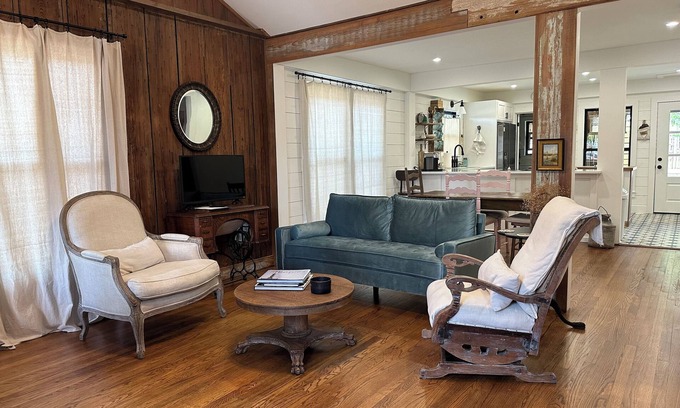 Kerrville House | Beautiful Rock House with Cozy Cottage