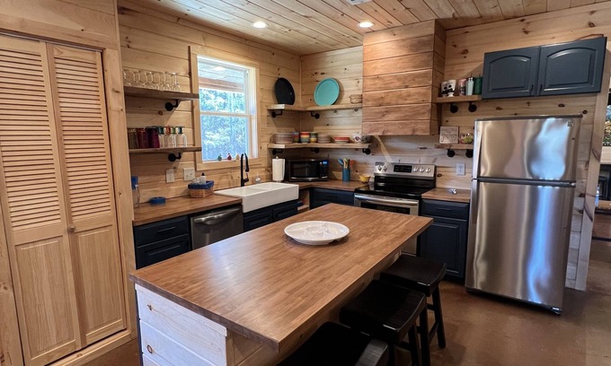 Higden Cabin | Beautiful rustic cabin on the shores of Greer's Ferry Lake