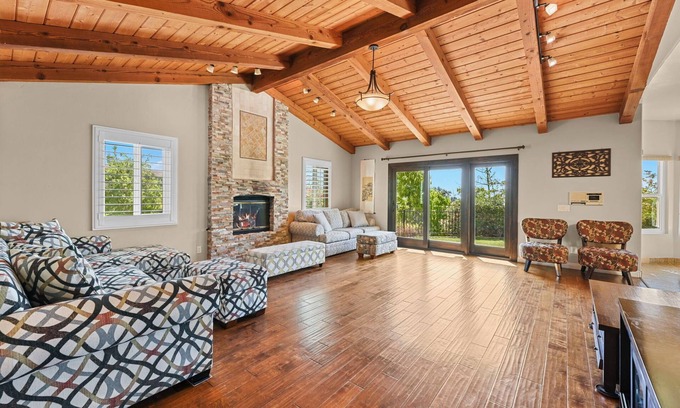 Fallbrook House | Beautiful San Diego (Fallbrook) Retreat on 2+ Acres with Amazing Mountain View