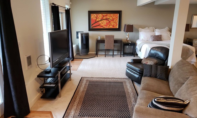 Bryn Mawr-Skyway Apartment | Beautiful Seattle View Studio: