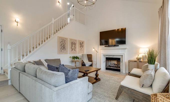 Franklin House | Beautiful, Sleek, and Modern 4 bdr Home Away from Home!