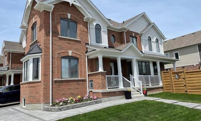 Whitby Apartment | Beautiful & Spacious 1 Bedroom Apartment