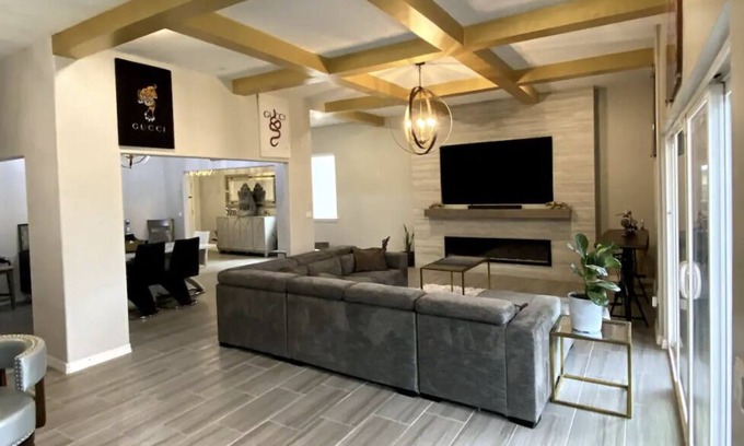 Biggs Field House | Beautiful spacious 5 bedroom home getaway!