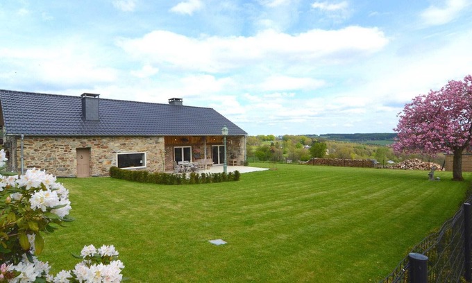 Chodes House | Beautiful stone cottage with panoramic views over the hills of the Ardens