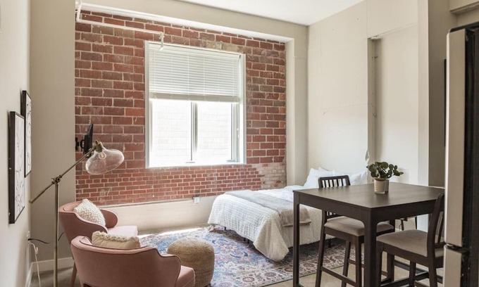 Downtown Des Moines Apartment | Beautiful Studio Downtown with Rooftop and Gym