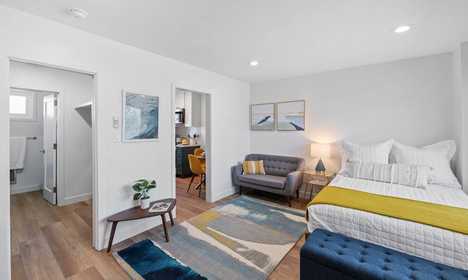 Palms Apartment | Beautiful Studio in Mar Vista near huge park and Trader Joe's!