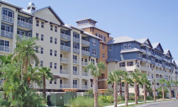 Ruskin Apartment | Beautiful studio unit at resort, sleeps 4
