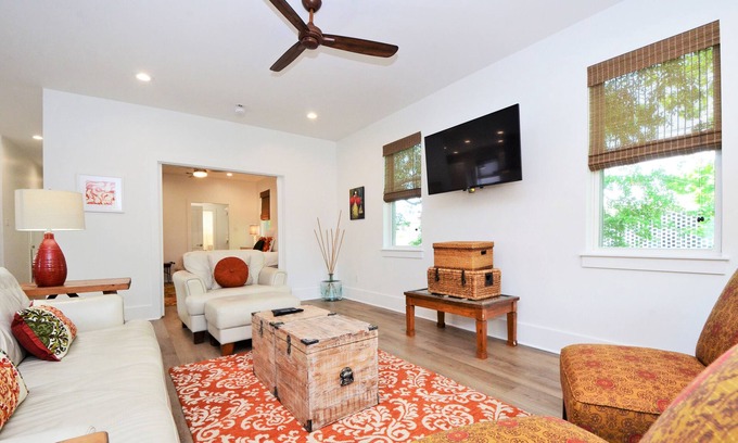 West Riverside House | BEAUTIFUL SUPER COMFORTABLE 3/3 TOWNHOME - BEST LOCATION!