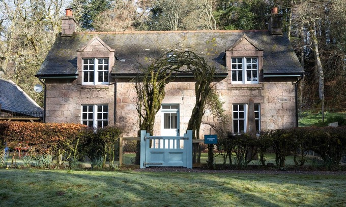 Stonehaven House | Beautiful three-bedroom countryside house offering relaxed, comfortable accommodation with views over the River Dye. Sleeps 6.