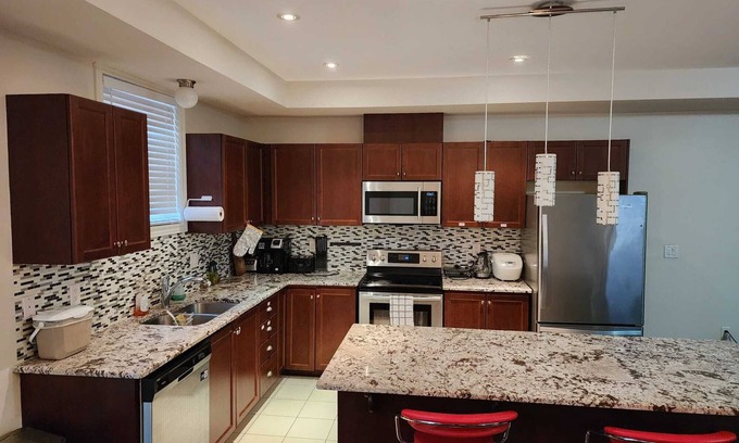 Mount Hope Huron Park House | Beautiful three bedroom townhouse near downtown Kitchener.