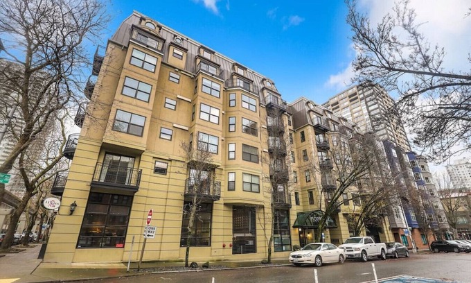 Belltown Apartment | Beautiful Top Floor Loft in the heart of the City