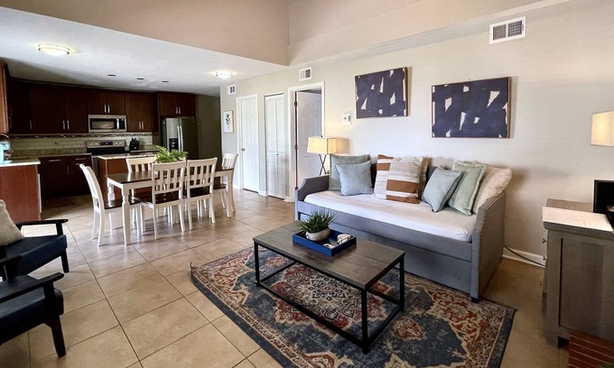 Auburn House | Beautiful Townhome 0.2 Miles to Downtown AU! Sleeps 8!