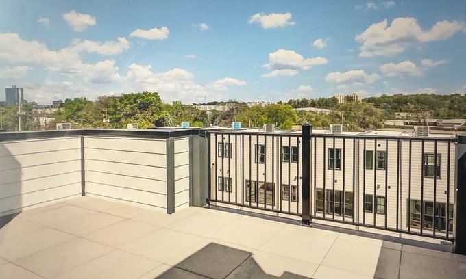 Knoxville House | Beautiful townhome with a rooftop deck with river views in South Knoxville