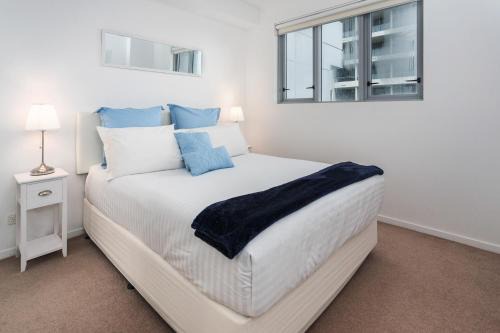 South Brisbane Apartment | Beautiful Unit with Gym and Pool near Museums