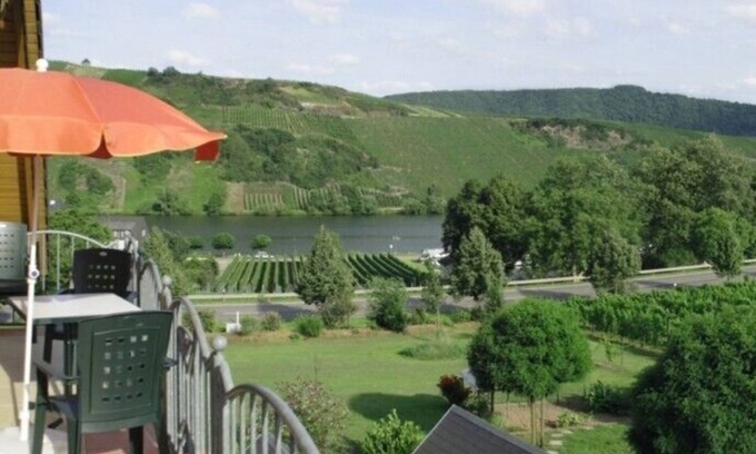 Niederemmel Apartment | beautiful unobstructed view of the Moselle and its Loreley in the middle of vineyards