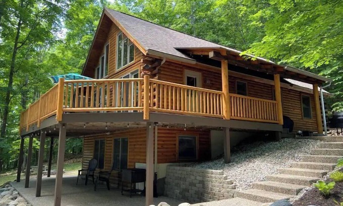 Mancelona Cabin | Beautiful up north cabin. Hot tub, close to skiing, lakes, and golf courses.
