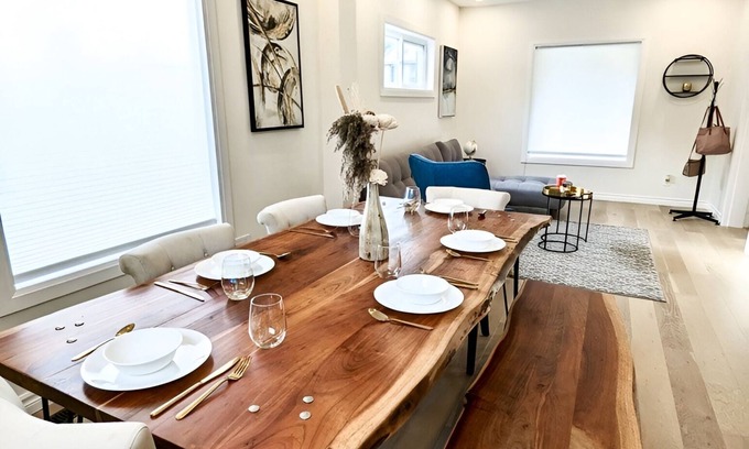 Niagara Falls House | Beautiful Vacation Home in Niagra Falls! Minutes away from Clifton Hill