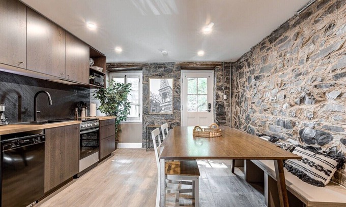 Vieux-Quebec-Cap-Blanc-colline Parlementaire Hotel | Beautiful Vieux Quebec 2 Bed Apt