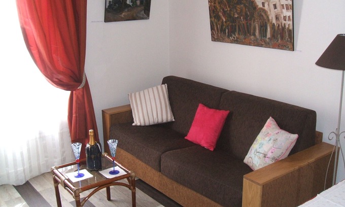 Quartier des Grandes-Carrieres House | Beautiful view over the city and beautiful living room, bright kichen