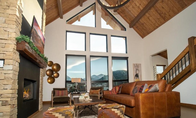 Estes Park House | Beautiful Views! Jacuzzi, Indoor Outdoor Fireplace, Steps to Lake Estes