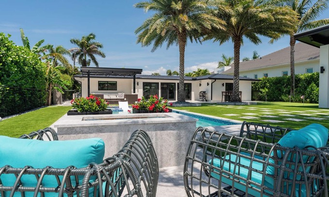 Old Naples House | Beautiful views of Naples Bay and walking distance to 5th ave!