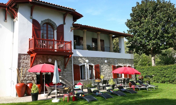 Hendaye House | Beautiful Villa , 300 m to beach, 12-14 persons, view to bay, garden and parking