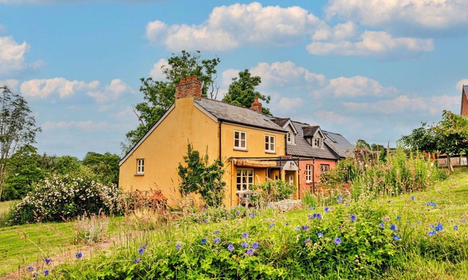 Monmouth House | Beautiful villa for 8 people with WIFI, hot tub, terrace and pets allowed