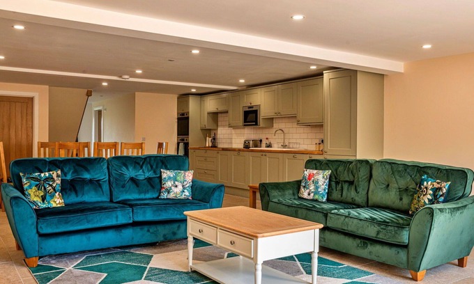 Little Rissington House | Beautiful villa for 8 people with hot tub, WIFI and pets allowed