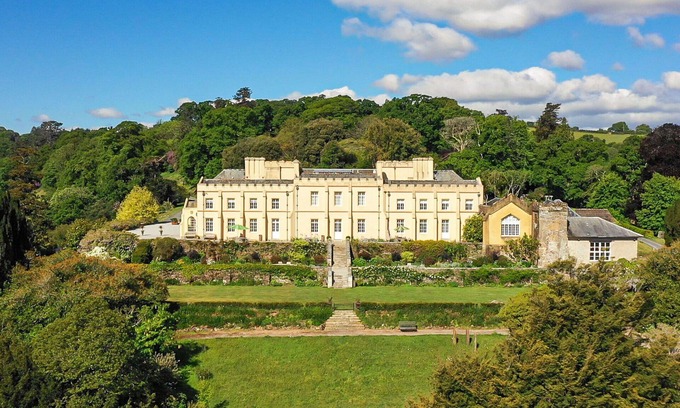 Saltash House | Beautiful villa for 19 guests with WIFI, pool, TV, terrace and pets allowed