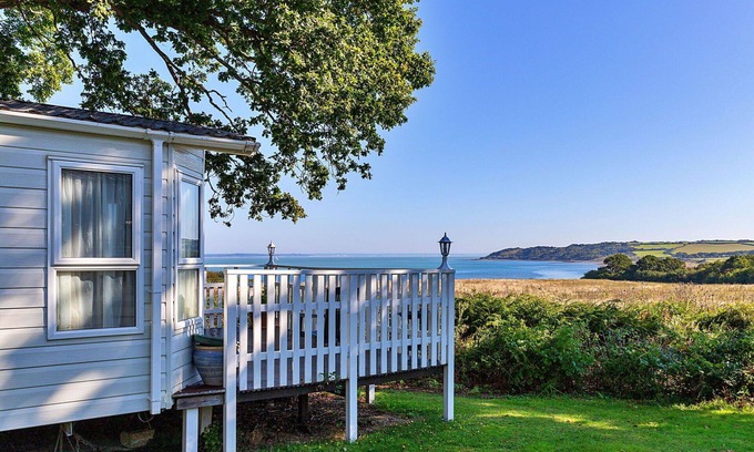 Cowes House | Beautiful villa for 4 guests with WIFI, pool, TV and terrace