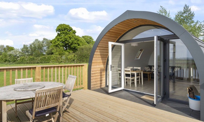 Hertford House | Beautiful villa for 6 guests with hot tub, TV, terrace and pets allowed