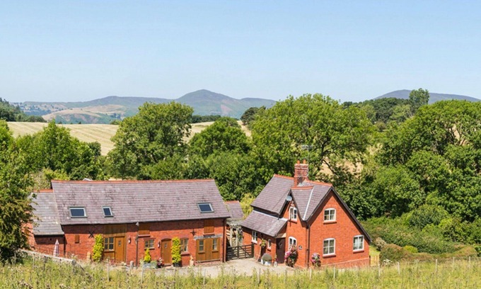 Llangollen House | Beautiful villa for 2 people with WIFI, TV and pets allowed