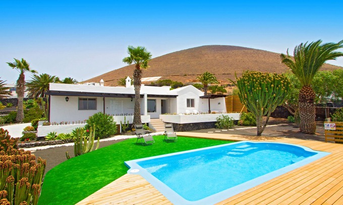 Conil House | Beautiful villa in a quiet area with private pool