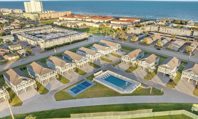 Galveston House | Beautiful Villa: Walk to Beach!