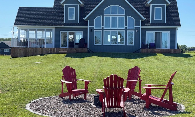 New London House | Beautiful waterfront vacation home near Cavendish. Sleeps 10.
