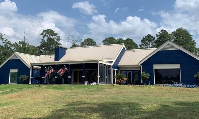 Brookeland Cabin | Beautiful waterfront family getaway!