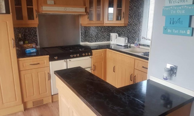 Bacton House | Beautifully peaceful static home one minute from the beach