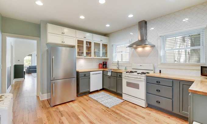 Minneapolis House | Beautifully Remodeled Main Floor Unit w/ Cozy Fireplace! 5 Minutes to Downtown!