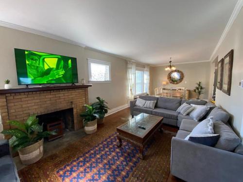 Niagara Falls House | Beautifully remodeled house 1.5 miles from falls.