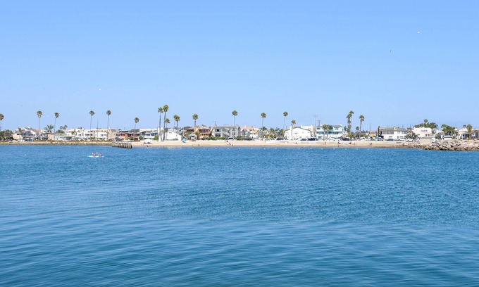 Hollywood House | Beautifully Remodeled Beach Retreat: Steps to Sand & Harbor – Ideal for Families