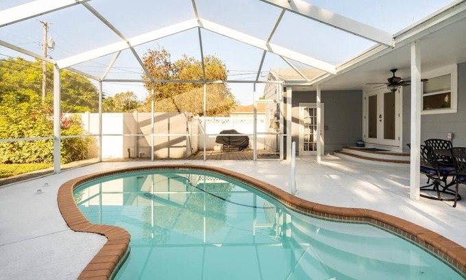 North East Park House | Beautifully Renovated 3BR Pool House in ideal location
