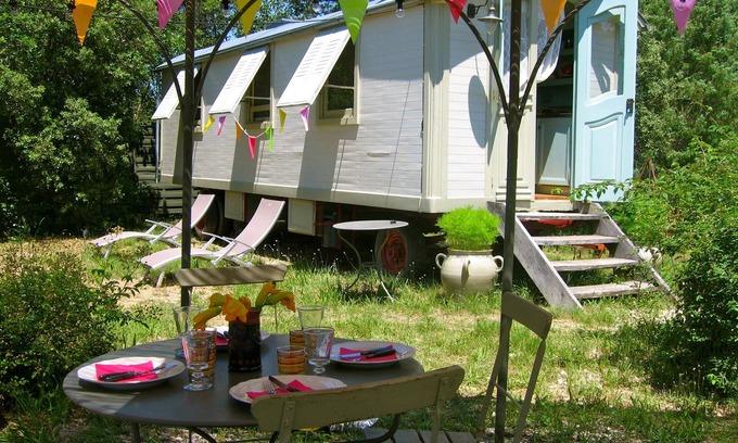 Sardan Cabin | Beautifully restored authentic circus wagon