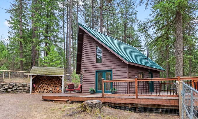 Coeur d'Alene Cabin | Beauty Bay Lake Cabin with Boat Slip on Lake Coeur d'Alene